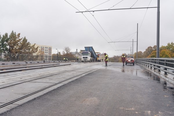 9. novembris vēsturē: Satiksmei pilnībā atver Brasas tiltu